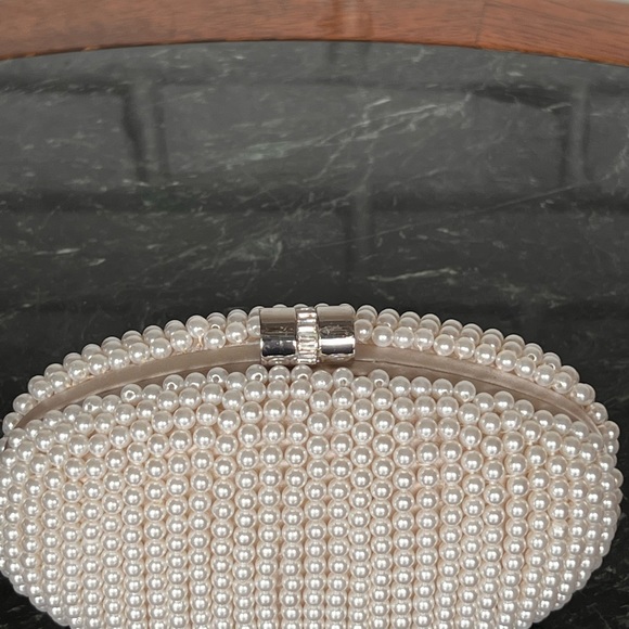 Sondra Roberts Pearl Egg Clutch - Picture 11 of 11